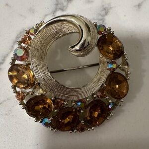 vintage Lisner signed brooch